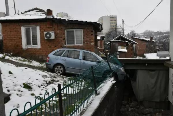 Хасково: кола тръгна сама, прекоси оживен булевард и спря чак в ограда, по чудо се размина без жертви!